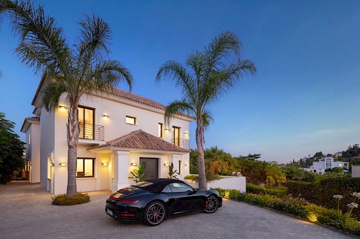 Spectacular Modern Villa Close to Golf Courses