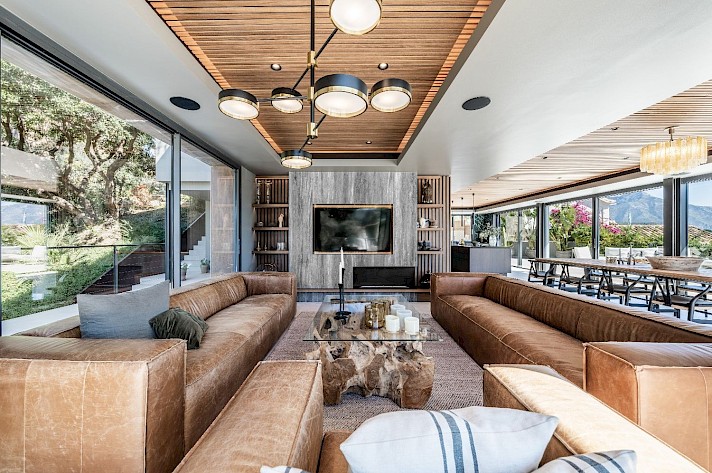 Hilltop Modern House with Luxurious Amenities and Beautiful Views