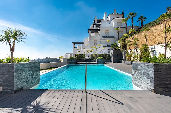 Exquisite 3-Bedroom Flat with Expansive Terrace and Spectacular Sea Views in Benahavis