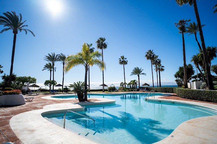 Alcazaba Beach, Estepona – Beachside 2-Bedroom Apartment