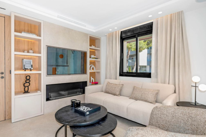 Modern Apartment Within Walking Distance to Puerto Banus Marbella