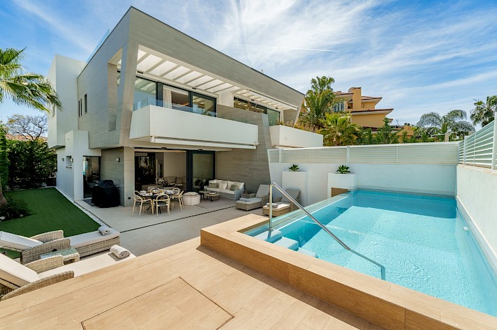 Modern Semi-Detached Villa minutes from Puerto Banus