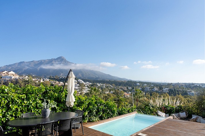 Stunning Apartment in La Cerquilla with Panoramic Sea &amp; Mountain Views