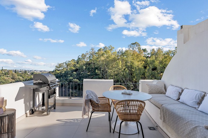 Bright and Airy Apartment in Los Almendros, Benahavis
