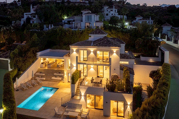 Contemporary Five-bedroom Villa in Nueva Andalucía