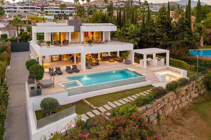 Brand New Modern Frontline Golf Villa in Prime Location