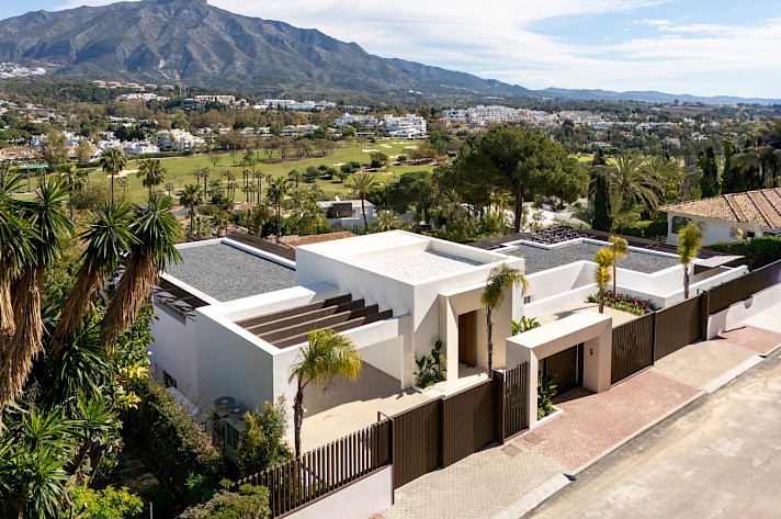Stylish Villa with Panoramic Views in Nueva Andalucia