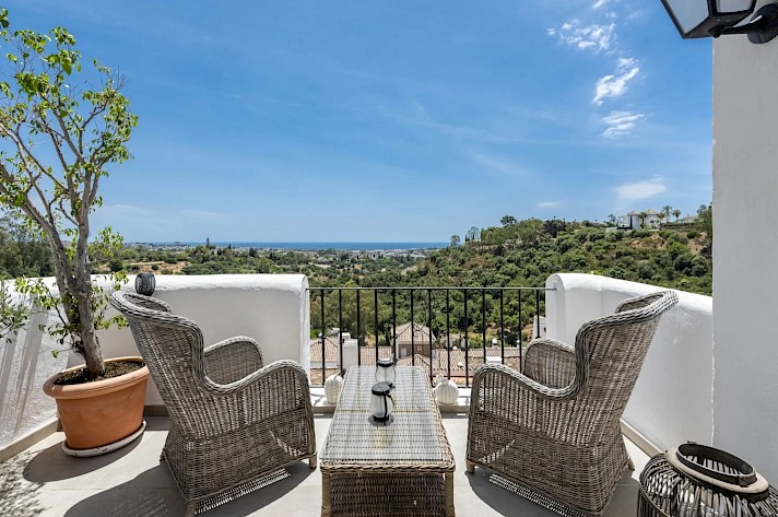 Renovated 2-Bed Penthouse with Mediterranean Views in Benahavís
